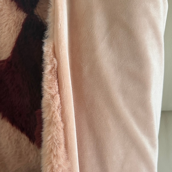 ANTHROPOLOGIE Plush Pink and Burgundy Argyle Blanket and Pillow Set SOLD OUT NWT - Picture 3 of 3